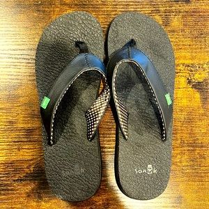 Sanuk black flip flops, excellent used condition, size 8